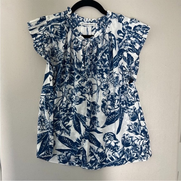 A&F Ruffle Angel Sleeve Top - Picture 3 of 7